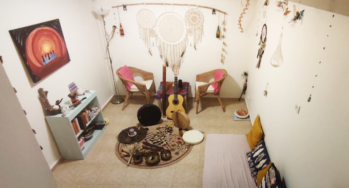 קליניקת מארג האור — חדר טיפולים אישי לריפוי בצליל עם כלי נגינה שמאניים